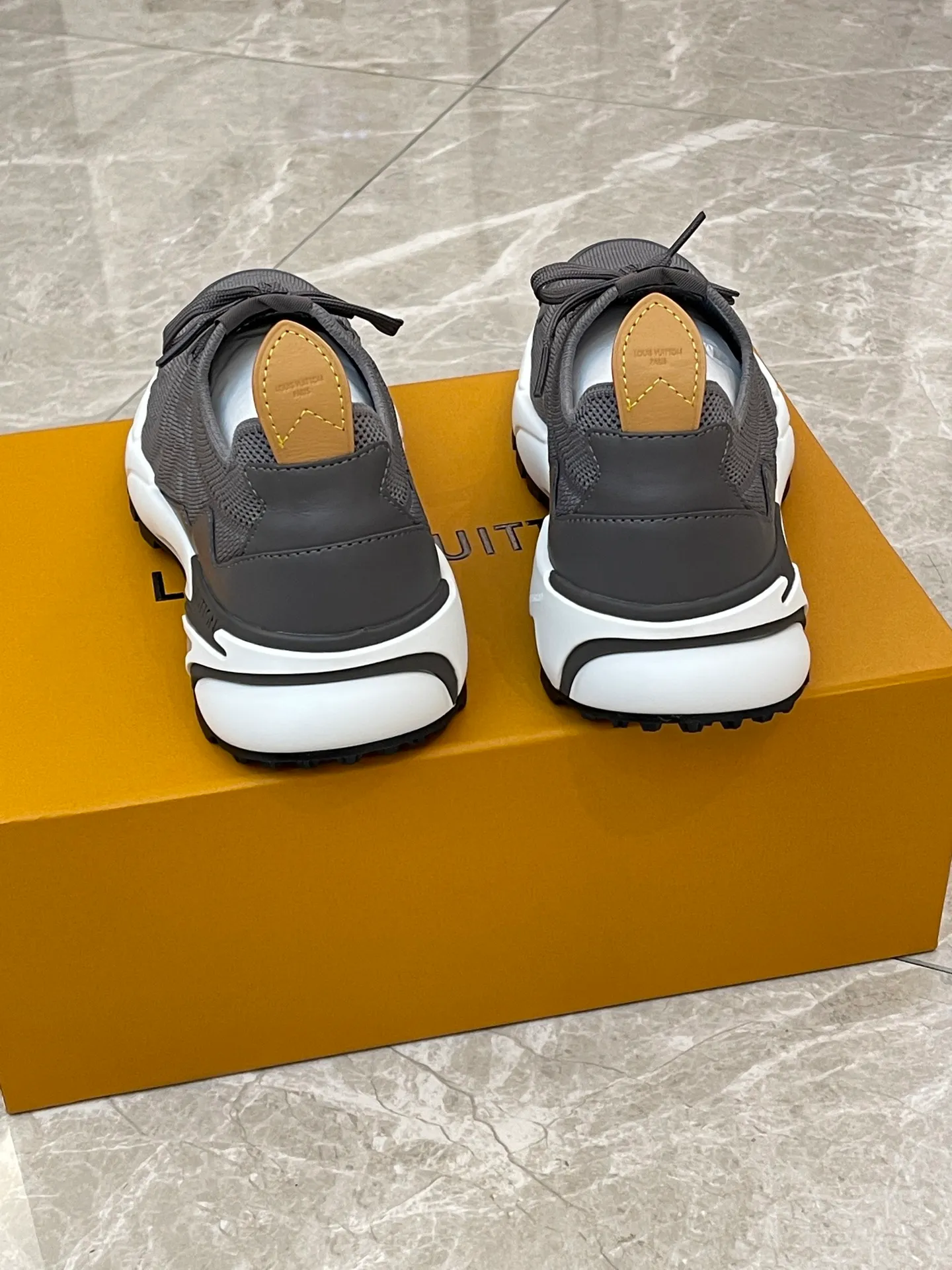 [L Home] Top P: 700💰 Size: 39-44 (customized at 38.45.46) LV Donkey Brand Louis Vuitton RUNNER TATIC new men's sneakers This LV Runner Tatic sneaker uses a whole piece of technical knitting to create an easy-to-take-off design, and then outlines the upper with cow leather trim. The LV logo on the side releases a dynamic atmosphere between the textures, the leather back strap is shaped like the handle fastener of the Louis Vuitton leather goods series, and the lightweight and wear-resistant two-tone rubber sole completes the whole. The toe and heel wrap details continue to provide comfortable fabric foot support, creating a stylish and stylish upper! Comes with full original packaging!
